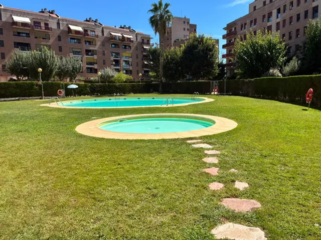 Seminuevo con terraza, piscina, parking y trastero — 26