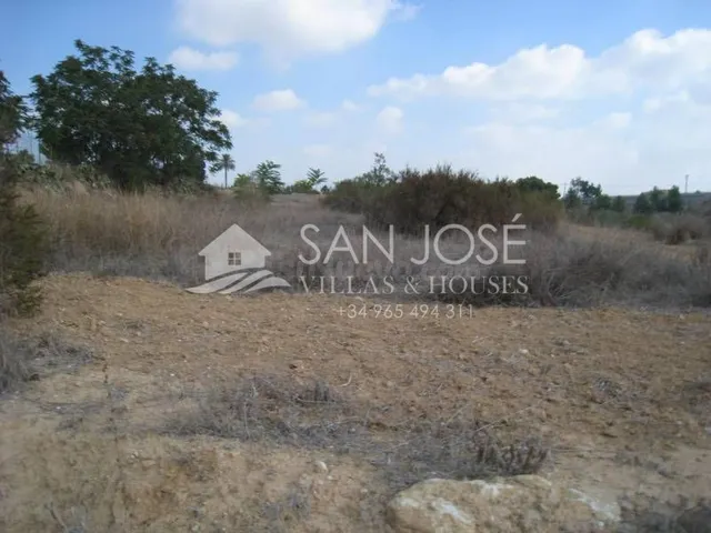 VENTA DE PARCELA CON POSIBILIDAD DE ALBERGUE EN ASPE EN LAS  - foto 4