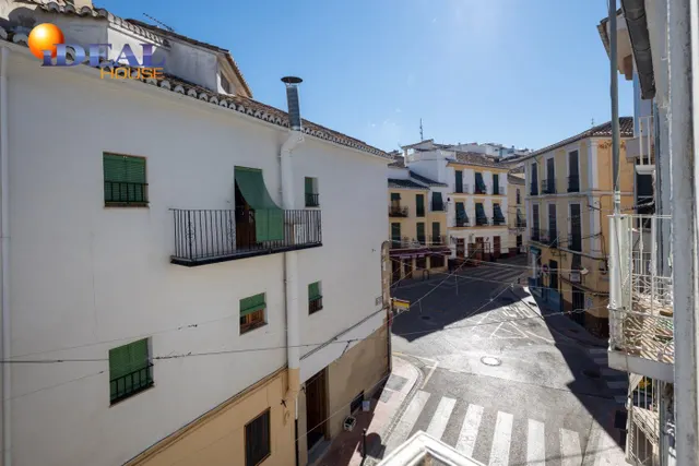 Espectacular edificio a 3 calles con vivienda y locales comerciales en pleno centro de Alhama de Gr — 46