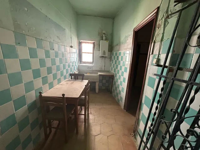 CASA ESQUINERA PARA REFORMAR — 10