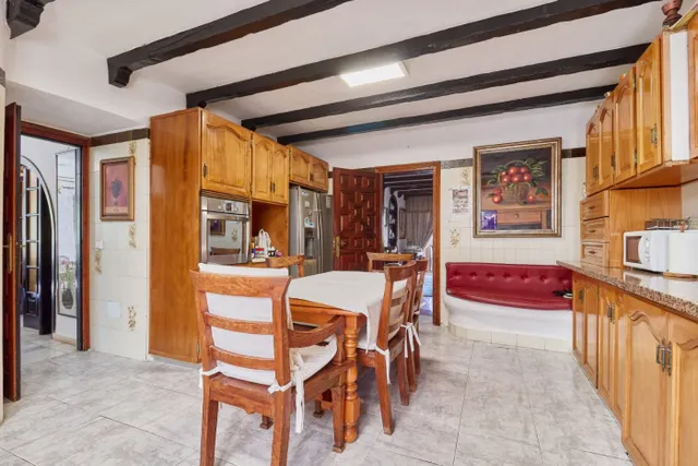VENTA DE VILLA PAREADA EN EL CENTRO DE MARBELLA. 8 DORMITORIOS, JARDÍN CON PISCINA Y PARKING. — 17