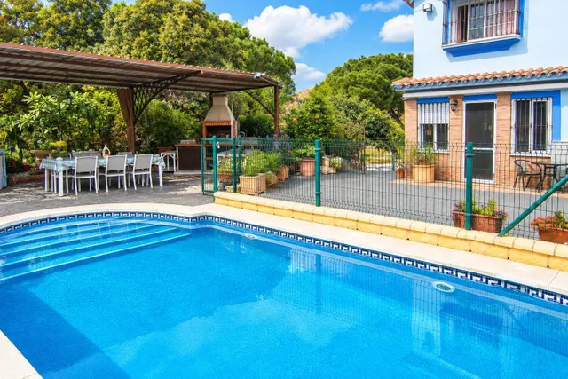 VENDE EN EXCLUSIVA CHALET INDEPENDIENTE EN COÍN — 50
