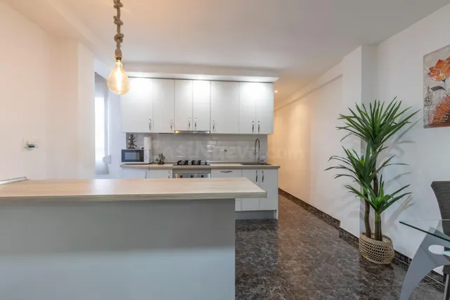 Ático reformado con ascensor, terraza y chimenea, listo para