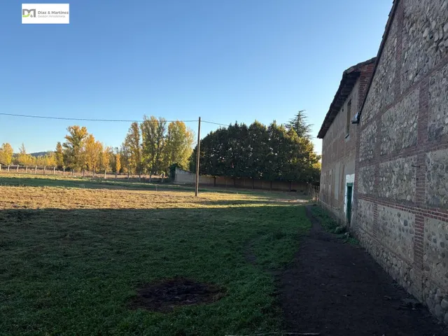 CASA CON AMPLIO TERRENO PRÓXIMA A LEÓN — 11