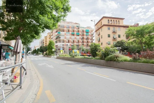 Se vende plaza de aparcamiento cerrada junto Alhamar — 13