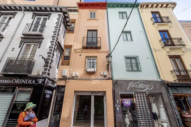 Edificio junto a Plaza Bib-rambla. — 28
