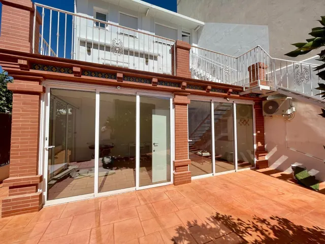 Chalet luminoso con patio y vistas — 24