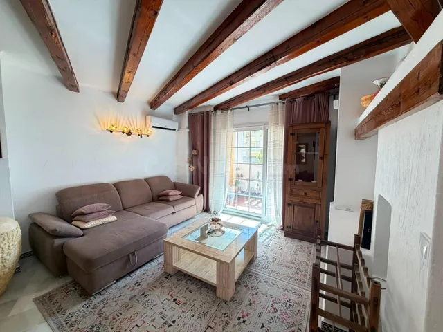 Maravilloso apartamento (aprox. 94 m2 - 1ª planta) en la popular Aldea del Mar con gran zona de piscina. Amplio balcón al sureste y a solo 400 m de la Playa de los Locos. — 4