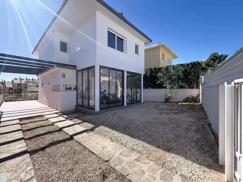 Chalet en zona residencial tranquila de La Nucía con vistas al mar