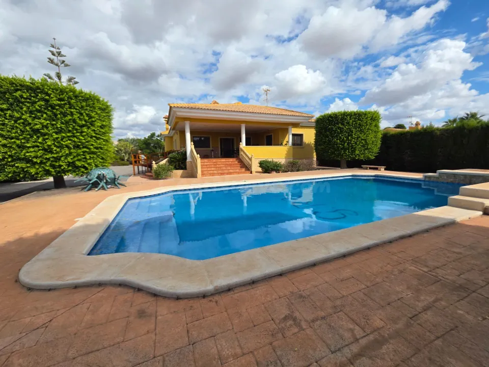 Chalet con piscina, casa de invitados y nave de 300 m2 a 1 km de Elche