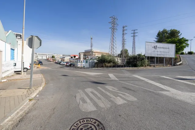 ¡Oportunidad Única! Amplia Nave Industrial en Albolote - foto 3