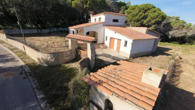 Casa para reformar situada en la Urbanización Les Penyes de 