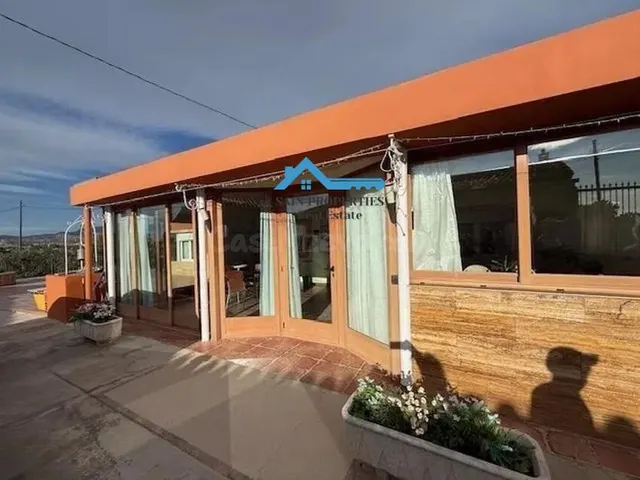Finca con 4 Viviendas Reformadas y Gran Terreno en La Vila