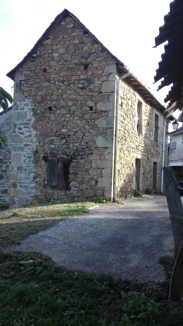 CASA DE PIEDRA CON TERRENO EN NOCEDA DEL BIERZO — 4