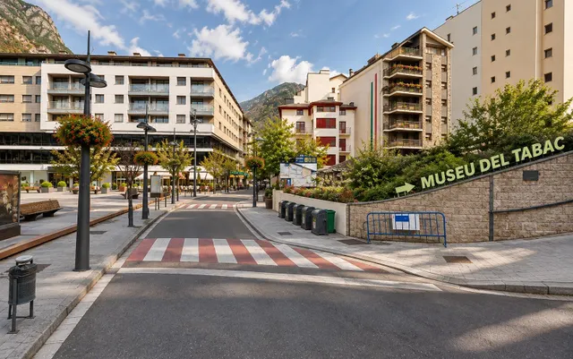 Luminoso piso de 3 habitaciones en el centro de Sant Julià — 2