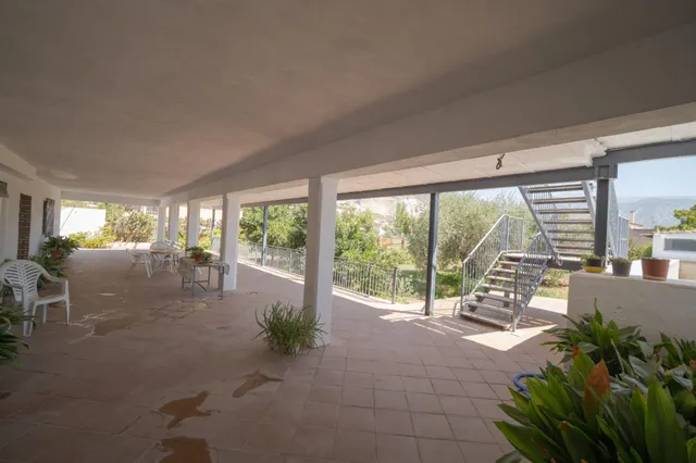GRAN PARCELA CON VIVIENDA UNIFAMILIAR, 3 APARTAMENTOS, PISCINA Y VISTAS PANORÁMICAS EN PADUL (GRANADA) — 1.430 m2 DE TERRENO — 17