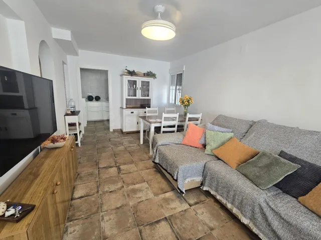 Bonita vivienda adosada, 3 dormitorios, 1 baño, terraza muy  - foto 4