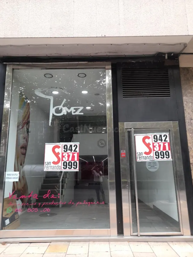 Se alquila local comercial en primera línea en Calle San Fernando de Santander. — 5
