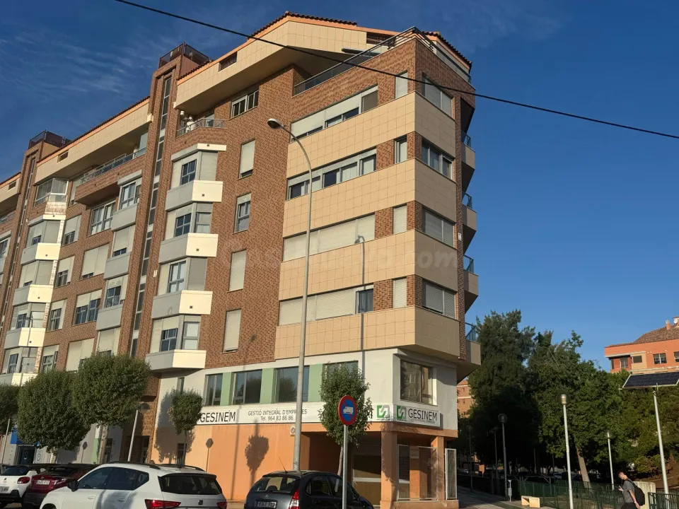 PARKING EN VILA-REAL ZONA PISCINAS