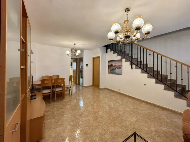Dúplex de 4 dormitorios con patio y cochera en una de las me - foto 3