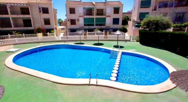 Bungalow con amplia terraza a pocos pasos de la playa y orientación Sur. — 47