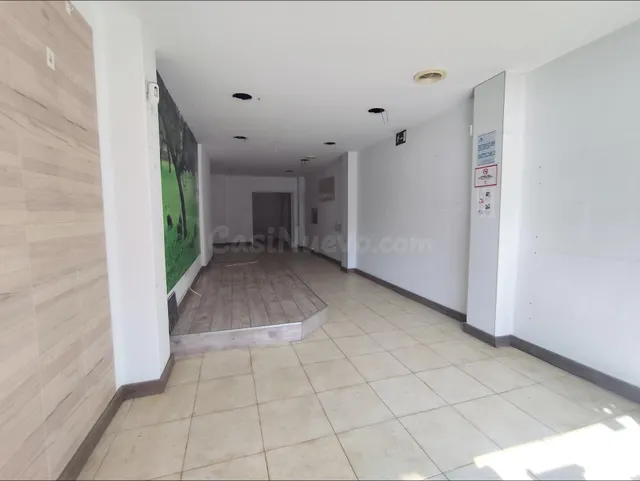 Local comercial en alquiler en Maracena - metro en la puerta - 70 m2 — 2