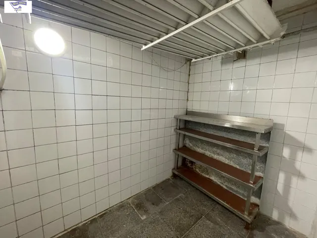 LOCAL ESQUINERO CON POSIBILIDAD DE CONVERSIÓN A VIVIENDA — 8