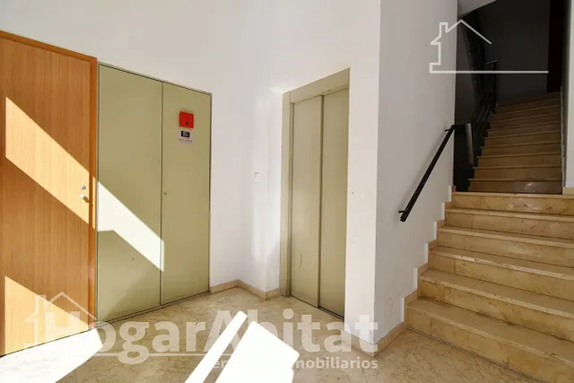 Muy amplio con balcón, exterior y muchísima luz natural — 37