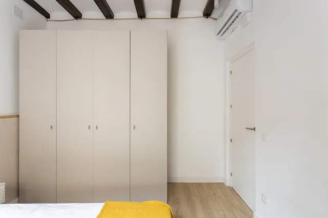 Piso reformado con 2 dormitorios y mobiliario a estrenar en el Raval, Barcelona — 16