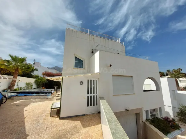 Chalet en venta con 3 apartamentos independientes en zona pu
