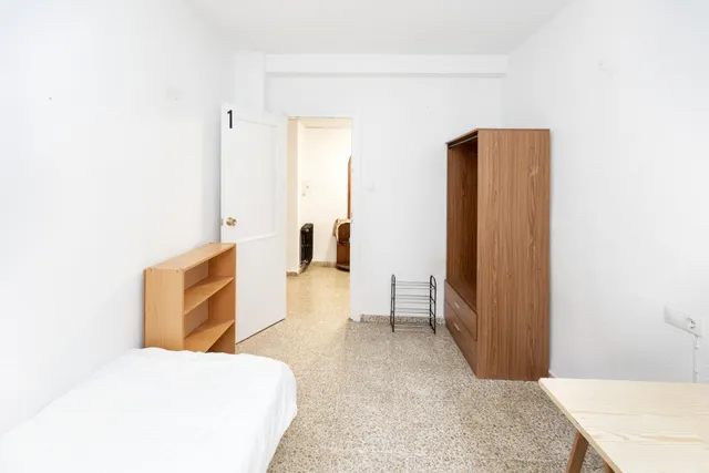 Venta de piso de 4 dormitorios y 2 baños en Granada (Zona Centro) — 18