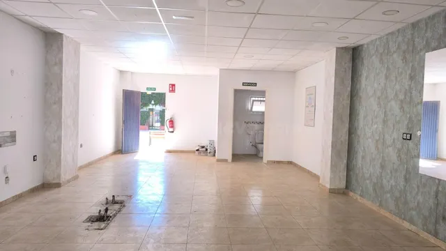 ALQUILER LOCAL COMERCIAL 57 m2 - CARRERA DEL PERÚ - ALMERÍA. - foto 4