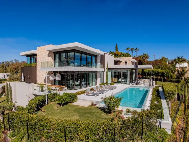 VILLA DE LUJO EN URBANIZACIÓN LA QUINTA, BENAHAVIS — 3