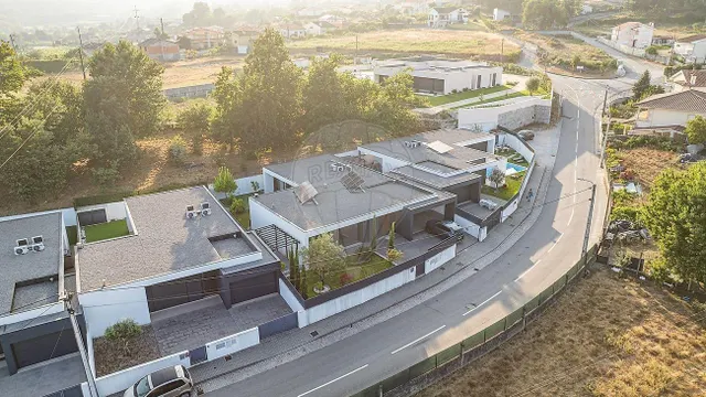 Chalet 3 habitaciones 306m² en venta - Campos e Louredo — 28