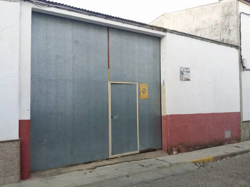 COCHERA Y PATIO A LA VENTA