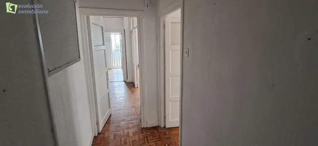 SE VENDE APARTAMENTO LUMINOSO CON GRAN POTENCIAL EN ZONA ALCAMPO EN BURGOS. — 9