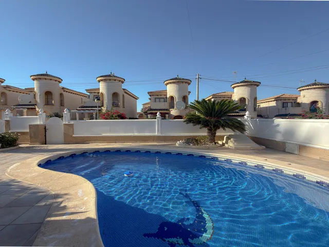 Orihuela Costa! Impresionante Villa Mediterránea con generosa parcela y amplias terrazas + Solarium privado con increíbles vistas panorámicas — 10