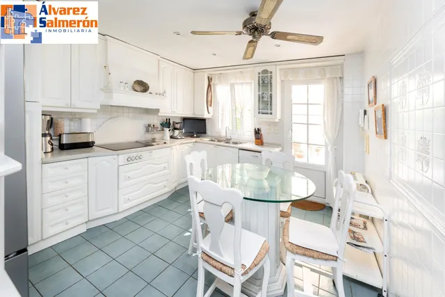 CHALET ADOSADO EN ZONA LA CALETA — 23