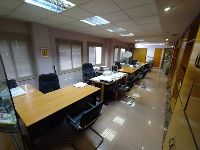 SE VENDE OFICINA EN PLENO CENTRO DE CÁCERES - foto 2