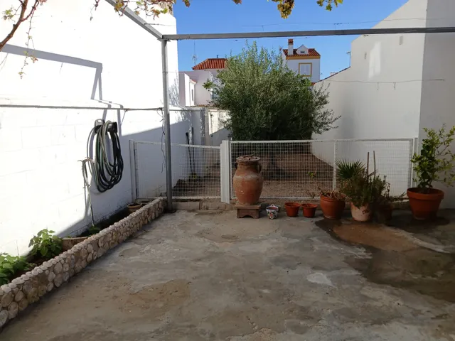 VIVIENDA INDEPENDIENTE CON TERRENO — 42