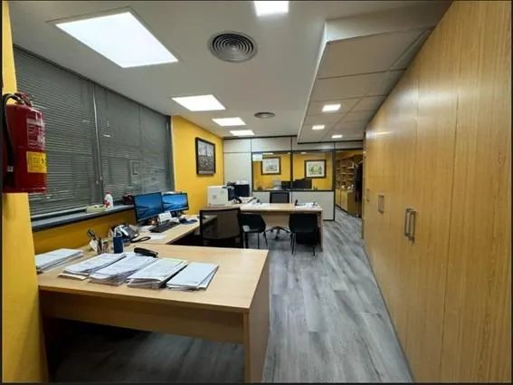 SE VENDE O ALQUILA OFICINA EN PLENO ENSANCHE DE 9 DESPACHOS Y 6 estaciones DE TRABAJO — 5