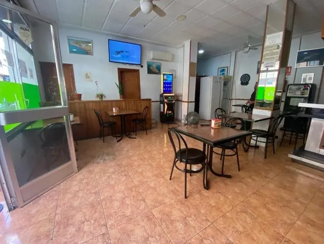 TRASPASO de bar-cafetería en funcionamiento – 10 años de trayectoria, terraza y clientela fija — 11