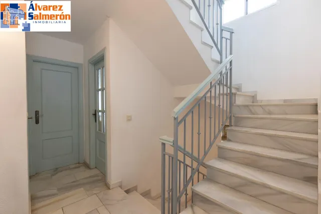Casa independiente con piscina en La Zubia. — 17