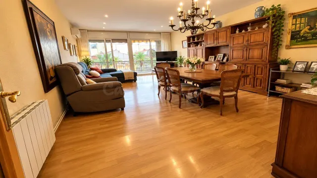 Amplio Piso en el Corazón de Cornellà de Llobregat por €394, - foto 2
