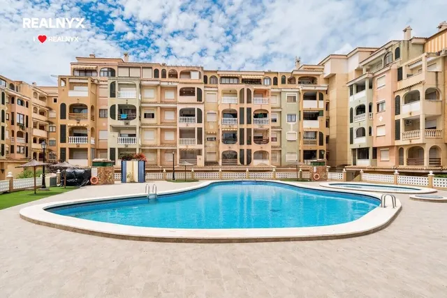 ¡Oferta Especial! Amplio apartamento con 3 dormitorios + gran terraza y vistas a la piscina comunitaria + Garaje incluido en el precio — 2