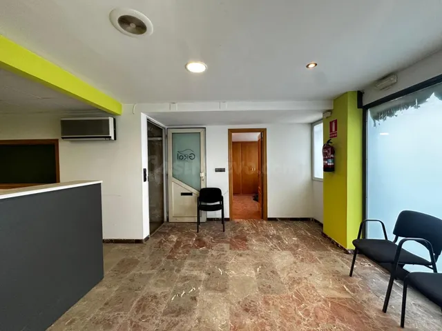 Local comercial con oficinas y zona de trabajo — 4