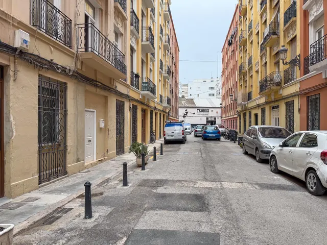 BAJO CON DISTRIBUCIÓN DE VIVIENDA Y PATIO EN GRAU DE VALENCIA — 37