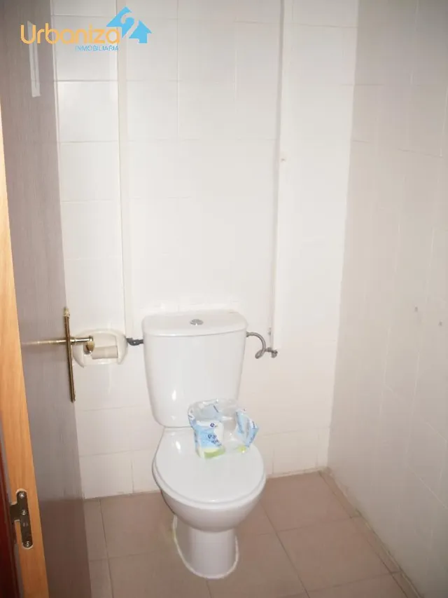 SE VENDE LOCAL DIAFANO DE ESQUINA CON GRANDES CRISTALERAS Y ACONDICIONADO EN  CTRA. OLIVENZA. — 10