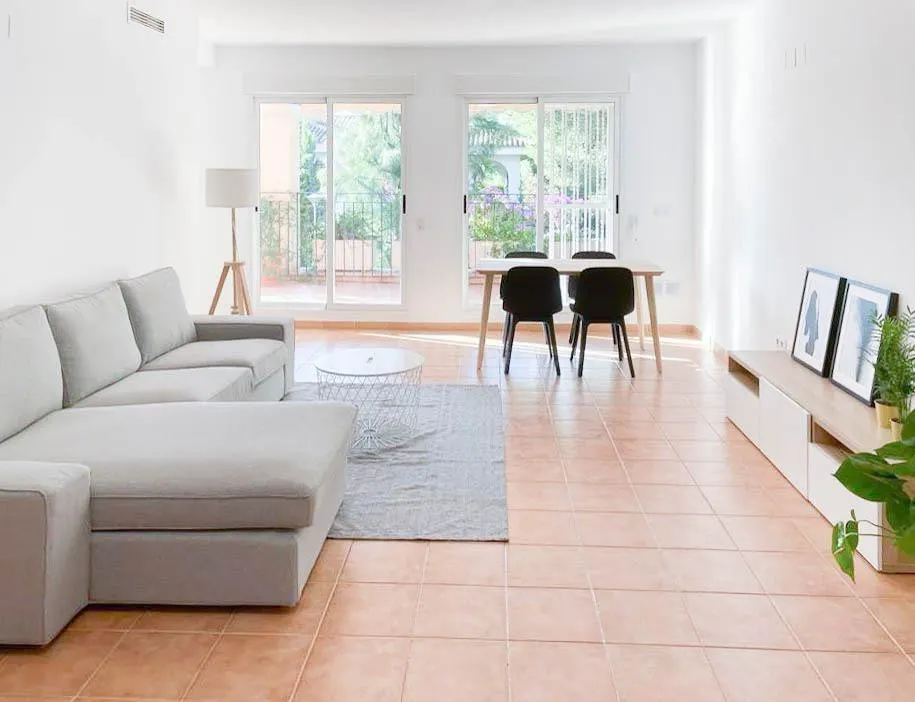 Espectacular piso con terraza y garaje, piscina comunitaria, club de golf y tenis, vigilancia 24 hrs