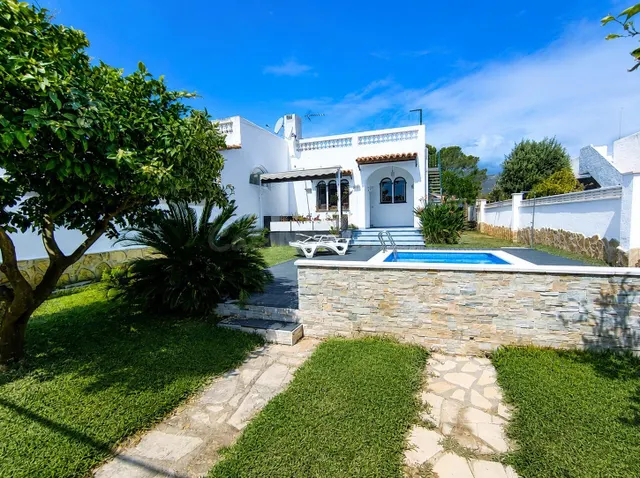 Preciosa casa con caractér con jardín y piscina en venta en 